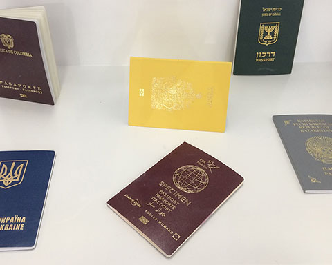 PVC装帧纸广泛应用于护照，结婚证，出生证等的封皮封面
